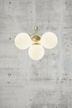 Hängelampe Mit 4 Kugeln Glas Weiß Messing Nordlux Ivona E27 7 Hängelampe Mit 4 Kugeln Glas Weiß Messing Nordlux Ivona E27 -Nordlux n2112153035 am